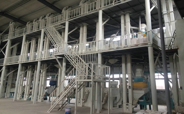 玉米加工機(jī)械多少錢?使用其進(jìn)行生產(chǎn)時(shí)操作一定要謹(jǐn)慎